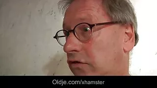 წითური პაციენტი აძლევს ტრაკი გამოცდილი ექიმი შემდეგ საფუძვლიანი გამოკვლევა