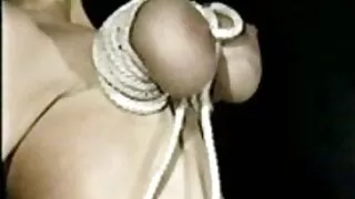 ლამაზი გოგონა ზის ყლე co co