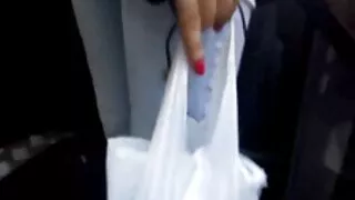 გოგონა ლურჯი თმა და მისი მეგობარი განქორწინებული ბიჭი სამი ახლოს წყალი