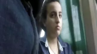 სუფთა გაპარსული წიწაკა და მისი ანალური gf აქვთ სექსი სკამზე წინ