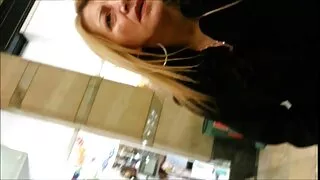 მართვის ინსტრუქტორი fucked 18 წლის ქერა უფლება მანქანაში