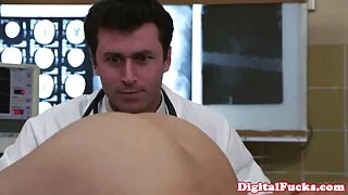 ორი გოგონა pissed და fucked მიერ გულშემატკივარი ყველა crevices
