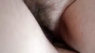 სპორტული chicks მისცეს თავს fuck in წვნიანი და პირში